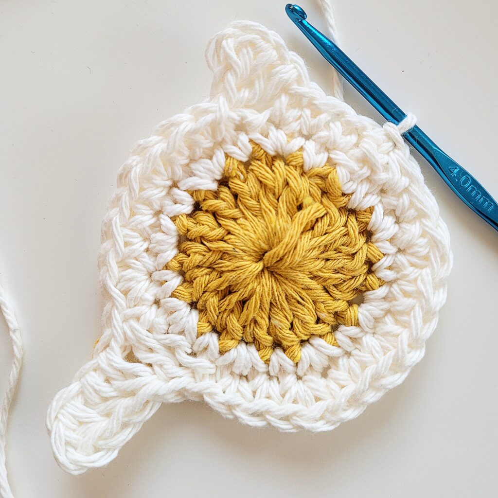 fried egg coaster crochet row 4